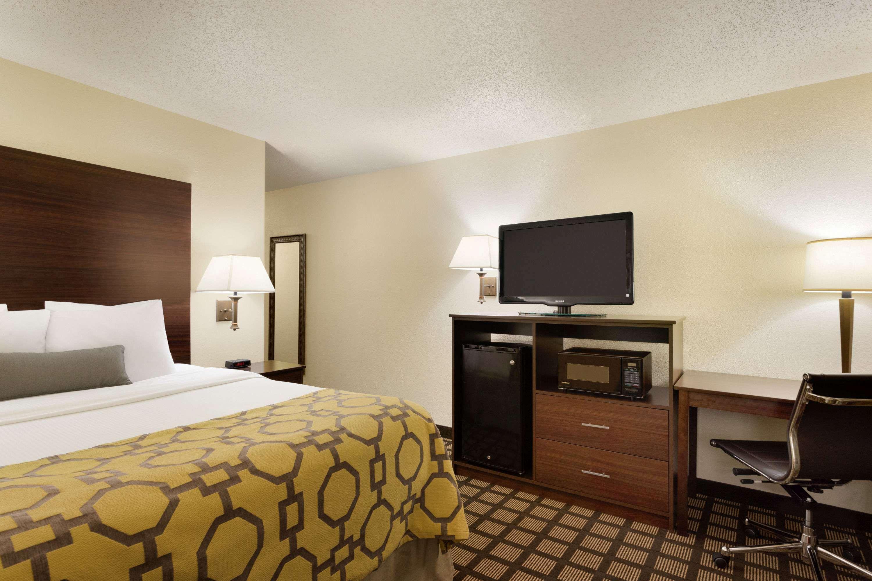 Hotel Baymont By Wyndham Salina Exterior foto