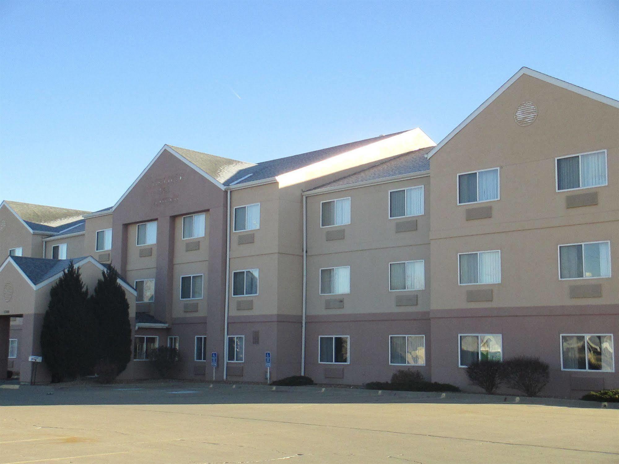 Hotel Baymont By Wyndham Salina Exterior foto